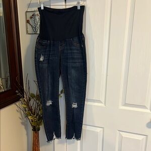 Cute skinny maternity jeans with good amount of stretch through the legs.